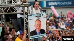María Corina Machado, ganadora de la primaria presidencial opositora, muestra un cartel con el nombre y rostro del candidato Edmundo González Urrutia, durante un acto realizado en la avenida Bella Vista de Maracaibo, el jueves 2 de mayo de 2024.