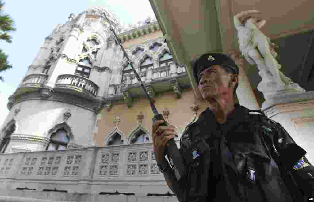 A Thai soldier guards the Government House compound of the prime minister's office, in Bangkok, Thailand, May 20, 2014.