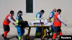Zdravstveni radnici prebacuju pacijenta obolelog od koronavirusa u Madridu, u Španiji (Foto: Reuters)
