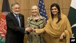 Menlu Afghanistan Zalmai Rassoul (kiri), Menlu AS Hillary Rodham Clinton (tengah) dan Menlu Pakistan Hina Rabbani Khar saling berjabat tangan sebelum mengikuti jalannya pertemuan tingkat menteri negara-negara donor di Tokyo (8/7).