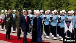 Eron prezidenti Hasan Ruhoniy (o'ngda) va Turkiya prezidenti Abdulla Gul, Anqara, 9-iyun 2014-yil. 