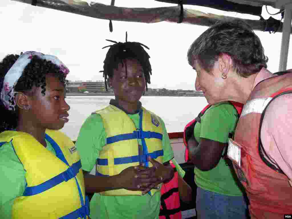 Washington school children get a boat ride on the Anacostia River with U.S. Secretary of the Interior Sally Jewell at the kickoff event for National Fishing and Boating Week. (Rosanne Skirble/VOA)