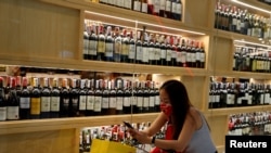 រូបឯកសារ៖ ស្ត្រី​ម្នាក់​ពាក់​ម៉ាស​​ទិញ​គ្រឿង​ស្រវឹង​ក្នុង​​ហាង​មួយ បន្ទាប់​ពី​ទីក្រុង​បាងកក​និង​ខេត្ត​ដទៃ​ទៀត​ បានប្រកាស​ហាមឃាត់​មិនឲ្យ​លក់​គ្រឿង​ស្រវឹង​​ចាប់​ពី​ថ្ងៃ​ទី​១០ ខែមេសា ត​ទៅ ក្នុង​អំឡុងពេល​ដែល​មាន​ការ​ឆ្លងរាលដាល​ជំងឺ​កូវីដ១៩។