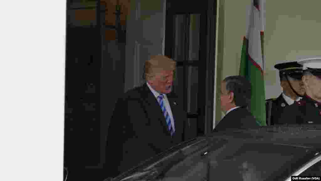 Ikki rahbar qo'l berib ko'rishmoqda