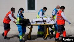 ក្រុមបុគ្គលិកជួយសង្គ្រោះបន្ទាន់ កំពុងបញ្ជូនអ្នកជំងឺម្នាក់ទៅកាន់បន្ទប់សង្គ្រោះបន្ទាន់ នៅមន្ទីរពេទ្យ 12 de Octubre នៅទីក្រុង Madrid ប្រទេសអេស្ប៉ាញ ថ្ងៃទី ២ ខែកញ្ញា ឆ្នាំ២០២០។