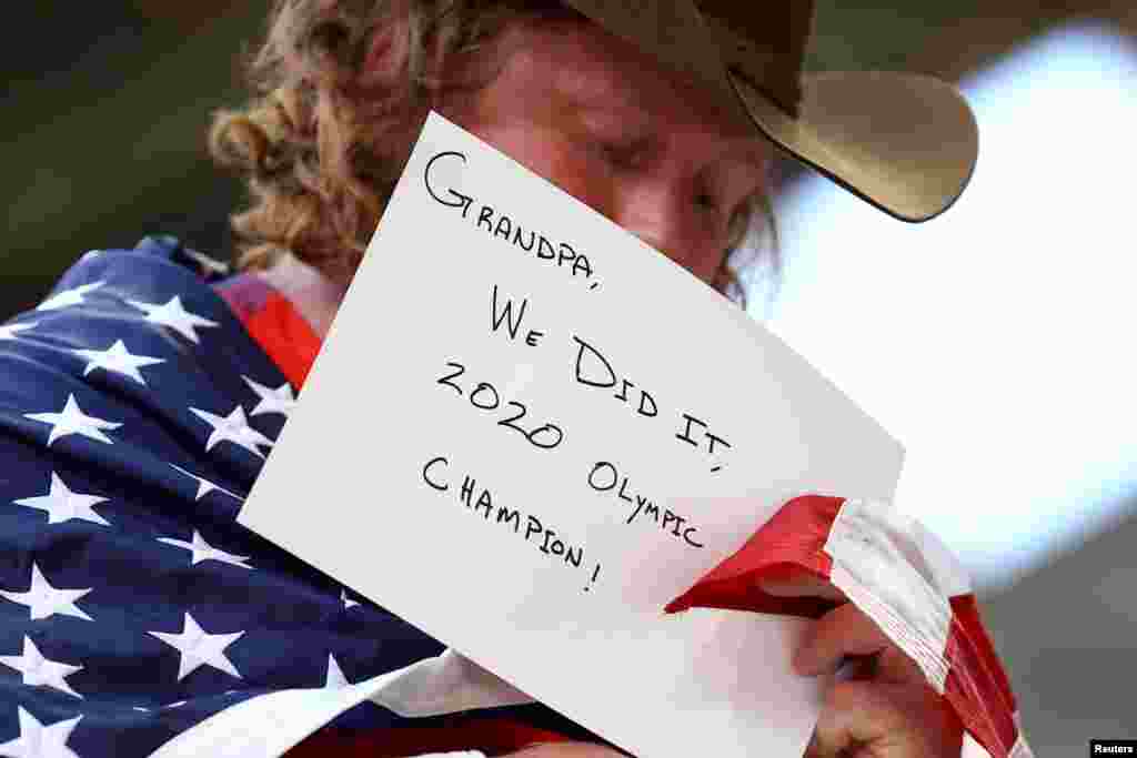 Ryan Crouser of the United States holds a message for his grandfather after winning the gold medal&nbsp; in the men's shot put final at the Tokyo 2020 Olympics.