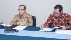 Plt. juru bicara Kemlu RI Teuku Faizasyah dan Direktur Perlindungan WNI dan Badan Hukum Indonesia Judha Nugraha (kanan) dalam jumpa pers secara virtual di Jakarta. (Courtesy: Kemlu)
