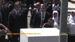 Прем’єр міністра Сербії закидали камінням та пляшками у Сребрениці. Відео.