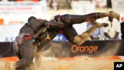 La lutte traditionnelle est très célèbre en Gambie et au Sénégal.