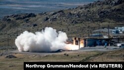 Angkatan Laut AS bersama dengan Angkatan Udara AS menggelar uji coba sebuah rudal hipersonik di Promontory, Utah, pada 28 Oktober 2021. (Foto: Northrop Grumman/Handout via Reuters)