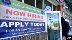 Un hombre entra a un restaurante con un letrero que dice "Contratando ahora", en Salem, New Hampshire, el 4 de marzo de 2021.