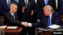 美國總統特朗普與中國副總理劉鶴在白宮簽署美中第一階段貿易協議。(2020年1月15日)