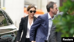 Hejli Bajden, udovica Boa Bajdena i bivša devojka Hantera Bajdena, sa verenikom Džonom Hopkinsom Aningom ulazi u sud (Foto: REUTERS/Kevin Lamarque)