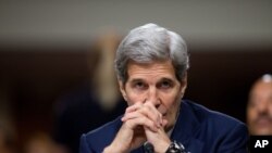 克里國務卿7月23日在國會參議院聽證會上努力遊說國會接受伊朗核協議(資料圖片)