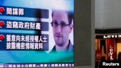 Una pantalla de televisión proyecta imágenes de Snowden en un centro comercial de Hong Kong.