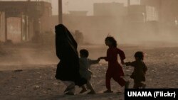 Familia ya Afghanistan yenye watoto wa kike ambao wameelezwa haki zao kukiukwa.