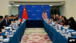 美国商务部长吉娜·雷蒙多(Gina Raimondo 右二)在北京与中国商务部长王文涛（左二）举行双边会谈。（2023年8月28日）