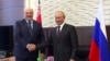Predsednici Belorusije i Rusije, Aleksandar Lukašenko i Vladimir Putin, rukuju se tokom sastanka u Sočiju, 14. septembar 2020.