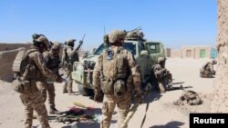 Pasukan khusus Afghanistan bersiap bertempur melawan Taliban di pinggiran Lashkar Gah ibukota Helmand, Afghanistan, 10 Oktober 2016. 