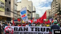 Protestos junto à embaixada americana em Manila. 