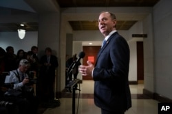 រូបភាព​ឯកសារ៖ លោក​តំណាងរាស្ត្រ Adam Schiff ថ្លែង​ទៅ​កាន់​អ្នក​សារព័ត៌មាន​ នៅ​ក្នុង​វិមាន​សភា​ ក្នុង​រដ្ឋធានី​វ៉ាស៊ីនតោន កាលពី​ថ្ងៃទី៦ ខែមីនា ឆ្នាំ២០១៩។