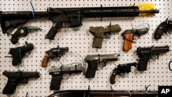 Des armes saisies par la police à Los Angeles le 13 février 2019.