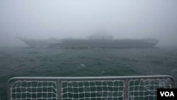 រូបឯកសារ៖ នាវាដឹកយន្តហោះប្រយុទ្ធ Liaoning របស់យោធាជើងទឹកចិនចូលរួមក្នុងពិធីរំឭកខួបលើកទី៧០ នៃកងទ័ពចិន នៅខេត្ត Shandong ប្រទេសចិន កាលពីថ្ងៃទី២៣ ខែមេសា ឆ្នាំ២០១៩។ 