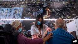 ARHIVA - Vakcinacija u Tel Avivu u Izraelu, (Foto: AP/Oded Balilty)