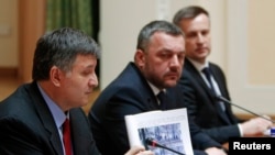 Ukrajinski ministar unutrašnjih poslova Arsen Avakov govori o istrazi pucnjave na demonstrante u Kijevu, u prisustvu vršioca dužnosti ministra pravde Oleha Mahtinckog i šefa Ukrajinske službe bezbednosti Valentina Nalvajčenka. 