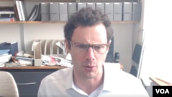 에릭 부디쉬 시카고대 경제학 교수가 2025년 3월 6일 VOA 조상진 기자와 화상 인터뷰를 하고 있다.