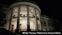 Neki posetioci, osoblje i stanovnici Bele kuće tvrde da su imali paranormalna iskustva u rezidenciji na aveniji Pensilvanija 1600.
