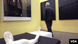 “Marble Arm” – patung karya Ai WeiWei tahun 2007, yang ikut dipamerkan dalam pameran di Hong Kong (25/5).