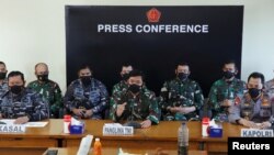 2021년 4월 24일 인도네시아 고위 군 관계자들이 기자회견장에서 침몰 잠수함에서 나온 것으로 보이는 물품들을 설명하고 있다.