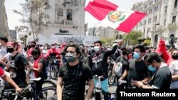 Los peruanos se lanzan a las calles para celebrar después que el presidente interino Manuel Merino anunciara su renuncia en un discurso a la nación, en Lima. Domingo, 15 de noviembre de 2020.