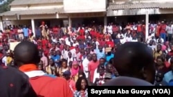 La marche nationale des enseignants à Ziguinchor au Sénégal, le 12 avril 2018. (VOA/Seydina Aba Gueye)