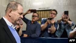 Harvey Weinstein quitte le tribunal pénal de Manhattan, à New York, le 25 mai 2018.