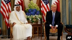 Le président Donald Trump, à droite, et l’émir du Qatar Sheikh Tamim Bin Hamad Al-Thani lors d’une rencontre bilatérale à Ryad, Arabie Saudite, 21 mai 2017.
