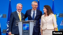 Viongozi wa Sweden and Finland wakikutana na Katibu mkuu wa NATO, Jens Stoltenberg (Katikati) mjini Brussels, Ubelgiji