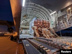 美國空軍發布的照片顯示向土耳其提供的地震救災物資正在弗吉尼亞州的一個機場裝上軍用運輸機。（2023年2月7日）