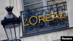 法國歐萊雅化妝品集團在巴黎一家辦公樓上的標誌。（2024年2月7日）