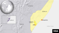 Un migrant, mains sur la tête, contemple la frontière près d'un chemin de fer reliant la Serbie et la Hongrie, près de Horgos, Serbie, 15 septembre 2015.