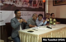 Pengamat politik Boni Hargens, yang juga direktur Lembaga Pemilih Indonesia (LPI) berbicara dalam diskusi perda injili dan syariah di Jakarta, Sabtu, 24 November 2018. (Foto: Rio Tuasikal/VOA)