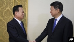 Чоу Рюн Хау (зліва) тисне руку Сонг Тао у Пхеньяні, 17 листопада 2017 року.