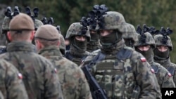 ფოტო არქივიდან - 2019 წლის 10 მარტს გადაღებულ ამ ფოტოზე, პოლონეთის ჯარები საბრძოლო აღჭურვილობაში ჩანს ნატოს სხვა ძალებთან ერთად ხანმოკლე წვრთნების დროს ვესოლში, ვარშავის მახლობლად, ცენტრალურ პოლონეთში.