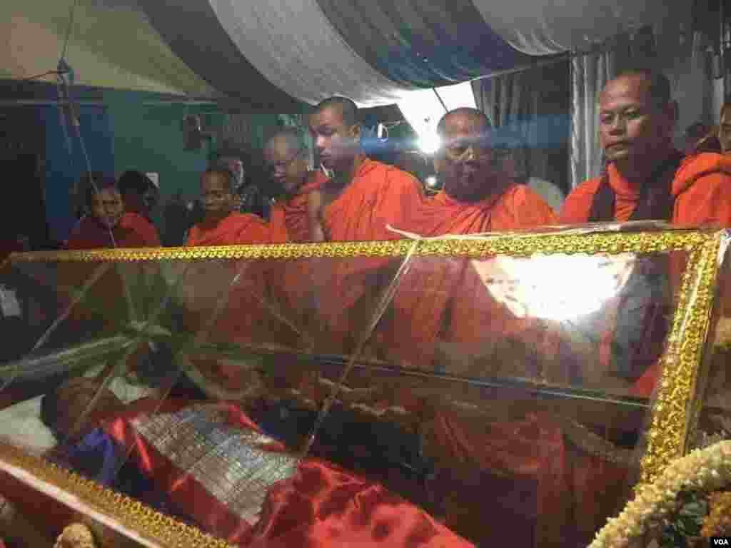 សាកសព​របស់​លោក កែម ឡី ត្រូវ​បាន​បញ្ជូន​ដល់​គេហដ្ឋាន​របស់​លោក​នៅ​ឃុំ​លាយបូ ស្រុកត្រាំកក់ ខេត្តតាកែវ នៅ​ថ្ងៃអាទិត្យ ទី២៤ ខែកក្កដា ឆ្នាំ២០១៦។ (ផន បុប្ផា/VOA)