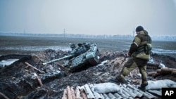 Проросійський бойовик на захопленому українському блокпосту