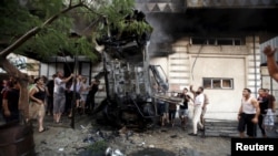 Palestinci oko automobila koji je eksplodirao tokom napada u Gazi, 19. juli, 2015. 