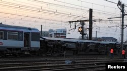 Empleados del ferrocarril trabajan en el área donde se produjo el accidente en la estación de Bretigny-sur-Orge.