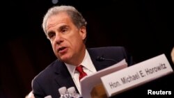 Генеральний інспектор мін'юсту США Горовіц. Розслідування його служби вказало на порушення з боку екс-директора ФБР Комі, але твердить, що упередження агентів ФБР не вплиниули на якість їх роботи.