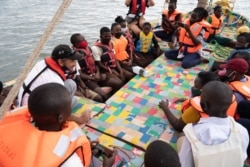 Sosialisasi sampah plastik dan polusi di atas perahu "The Flipflop", 27 Maret 2021. (Foto: Facebook/The Flipflopi Project)